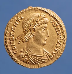 Solidus (dritto) di Costantino II (337-361) drappeggiato, con diadema ingioiellato. Iscrizione: CONSTANTIVS AVGVSTVS
